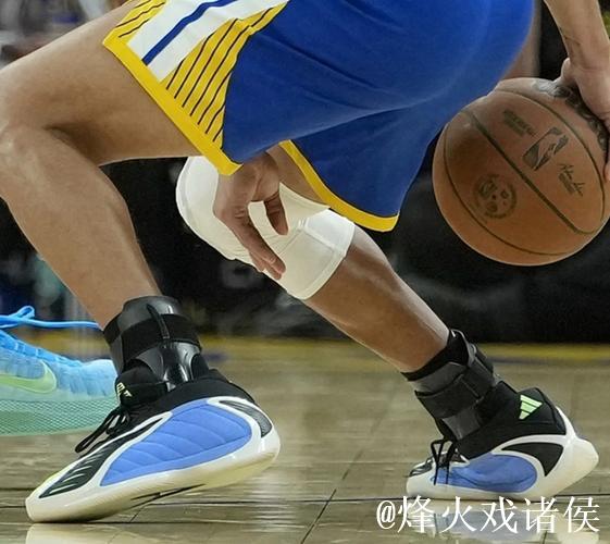 库里对阵森林狼赛前换鞋,从加内特战靴改穿罗伊专属款 库里对阵森林狼赛前换鞋,从加内特战靴改穿罗伊专属款
