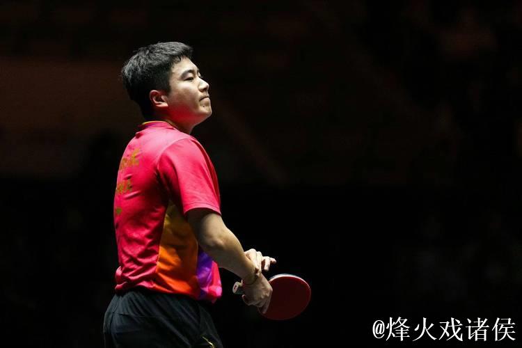 名牌收起难掩失落!王皓与张本智和握手时表情凝重被拍 名牌收起难掩失落!王皓与张本智和握手时表情凝重被拍